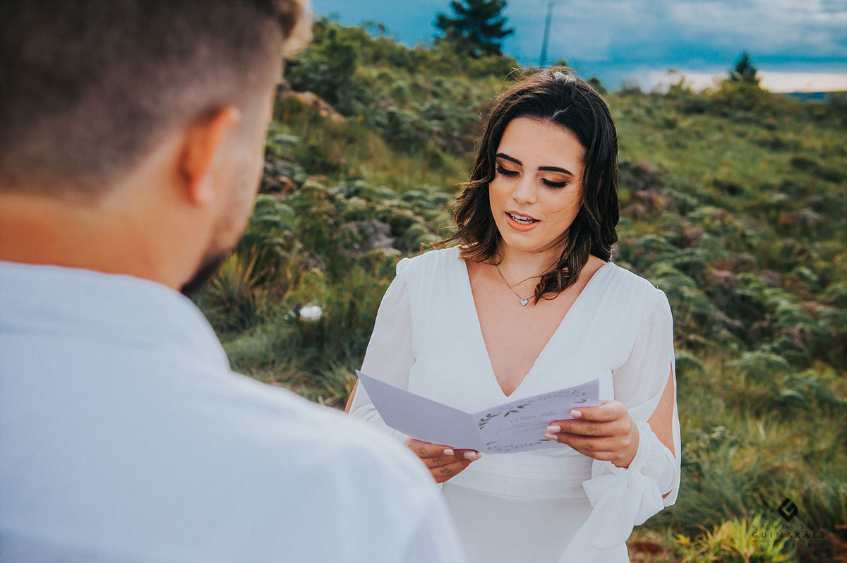 A noiva lendo os votos do casamento