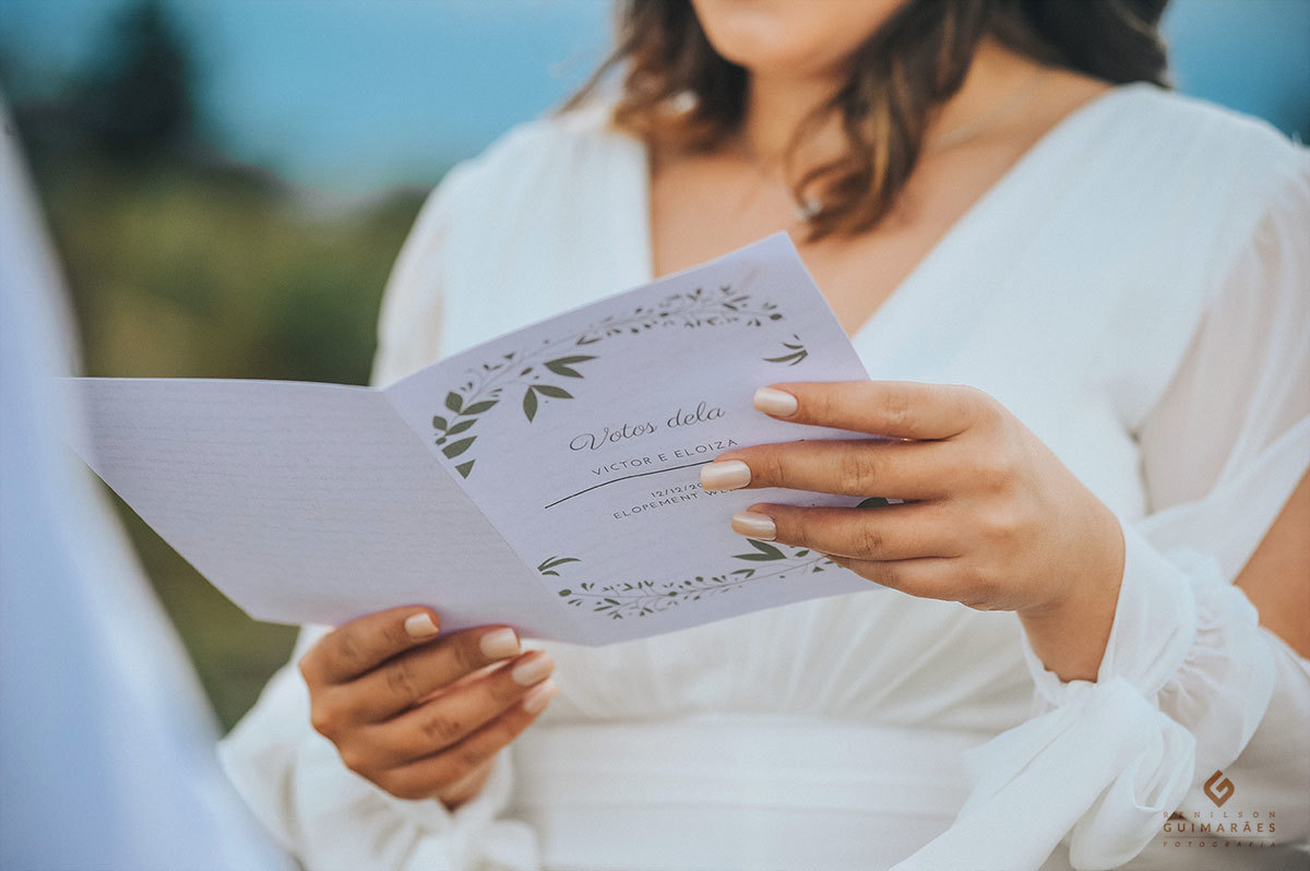 Detalhe das mãos da noiva com os seus votos