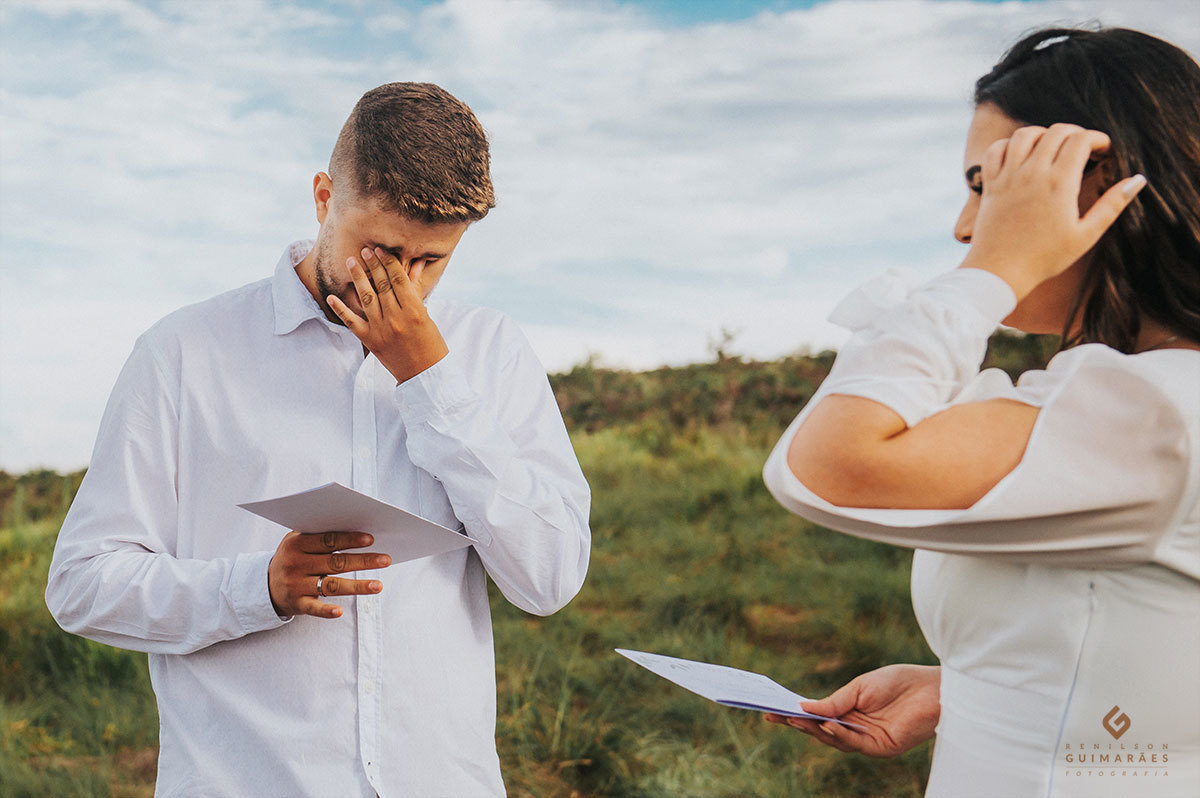 O noivo chorando após ouvir os votos da noiva