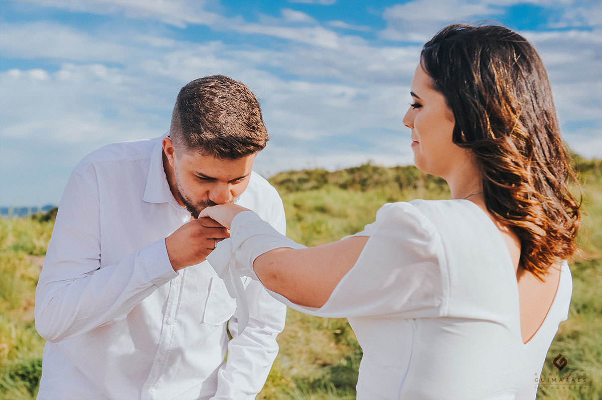 O noivo beijando a mão da noiva