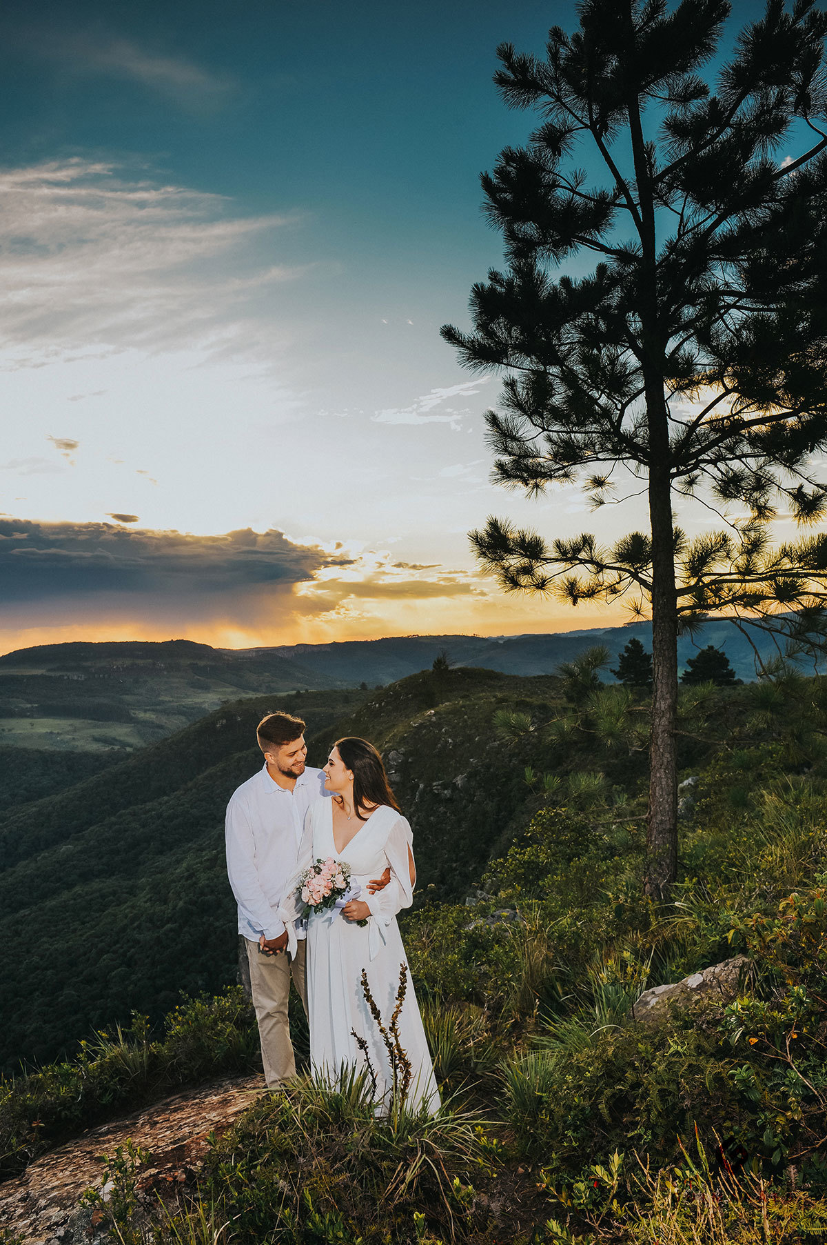 Noivos com o por do sol de fundo