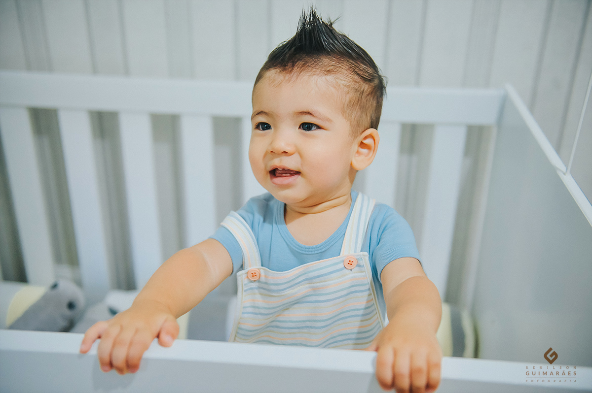 O Pedro sorrindo no berço
