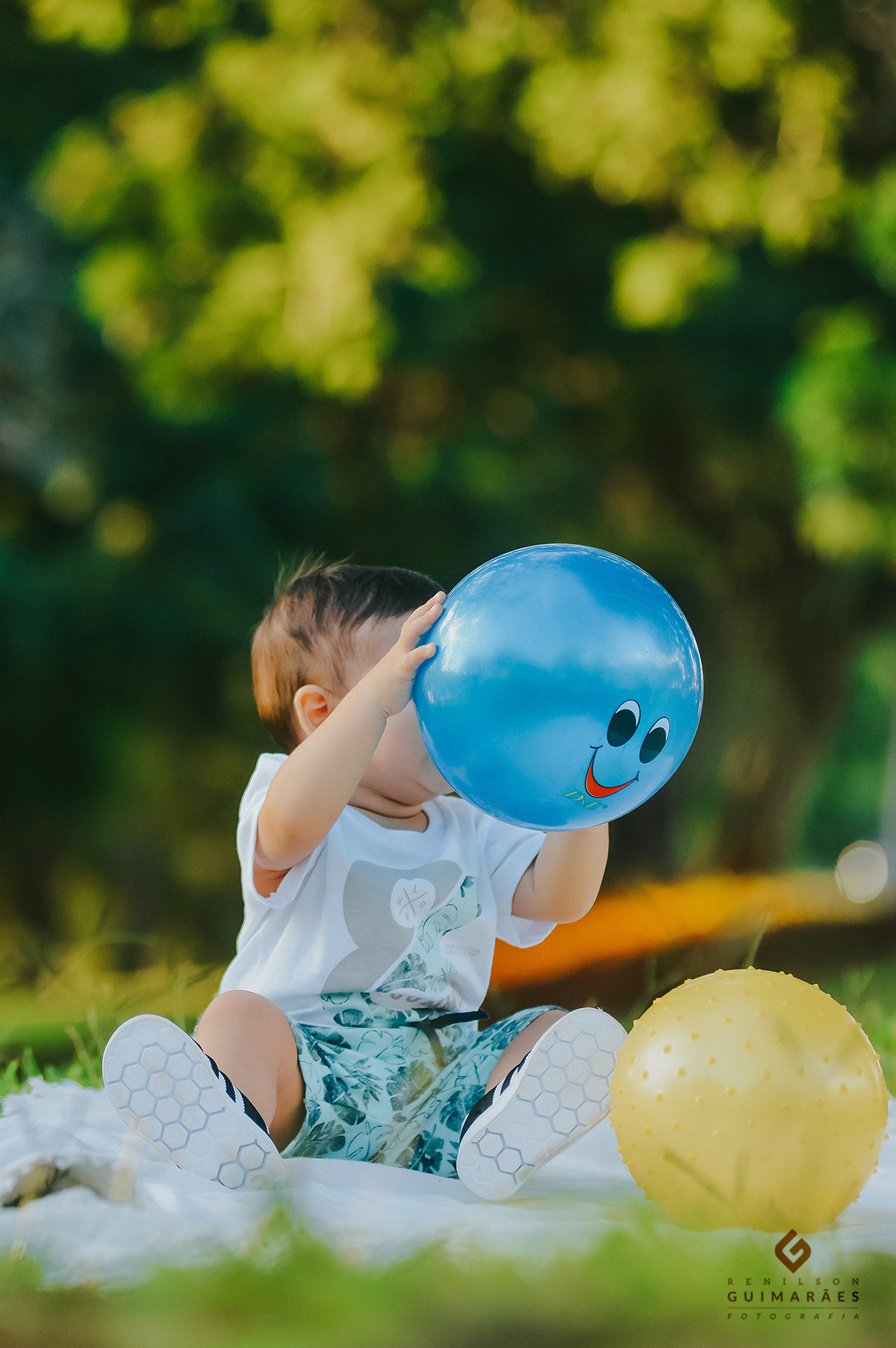Criança brincando com bola 