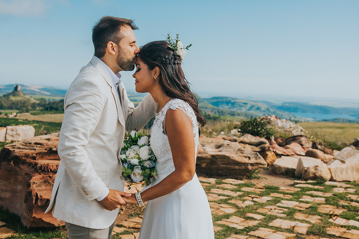 O noivo beijando a noiva na testa