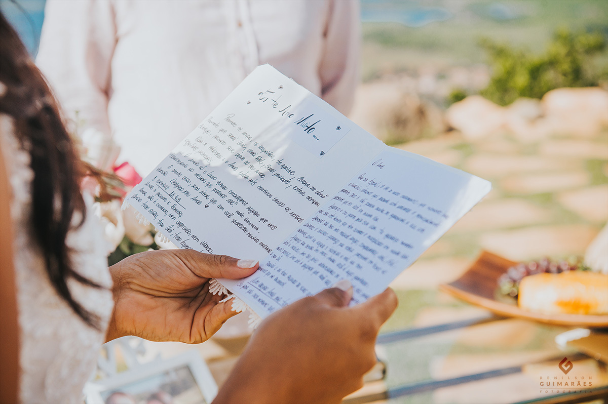 A noiva lendo os votos