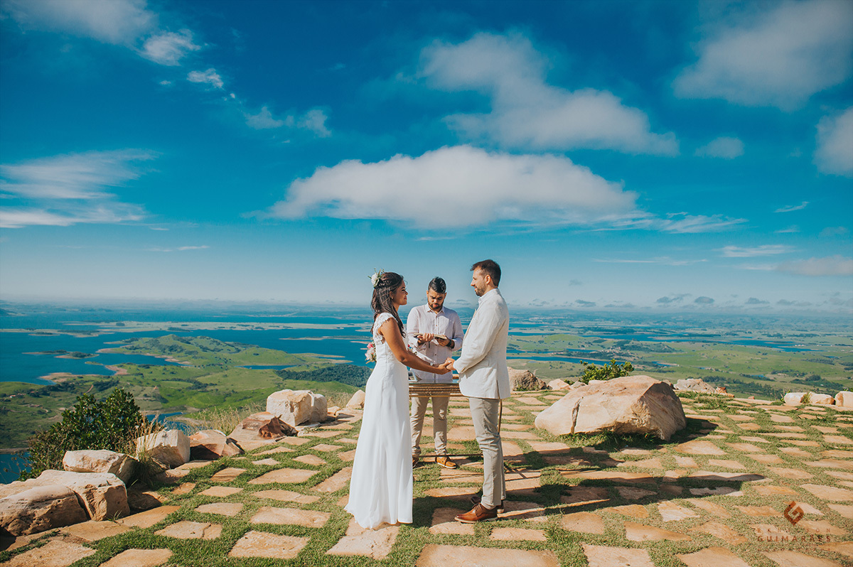 Os noivos em cerimônia no alto do morro