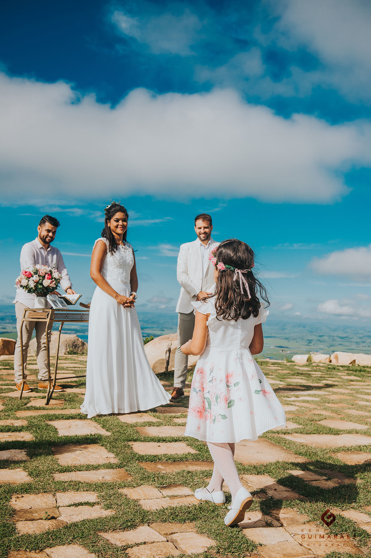 A daminha entregando a aliança