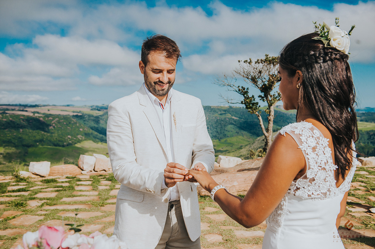 Noivo colocando a aliança