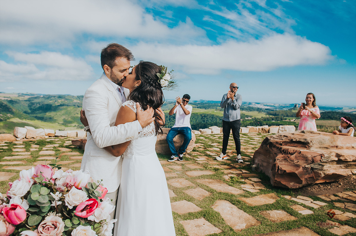 O beijo dos noivos no final da cerimônia