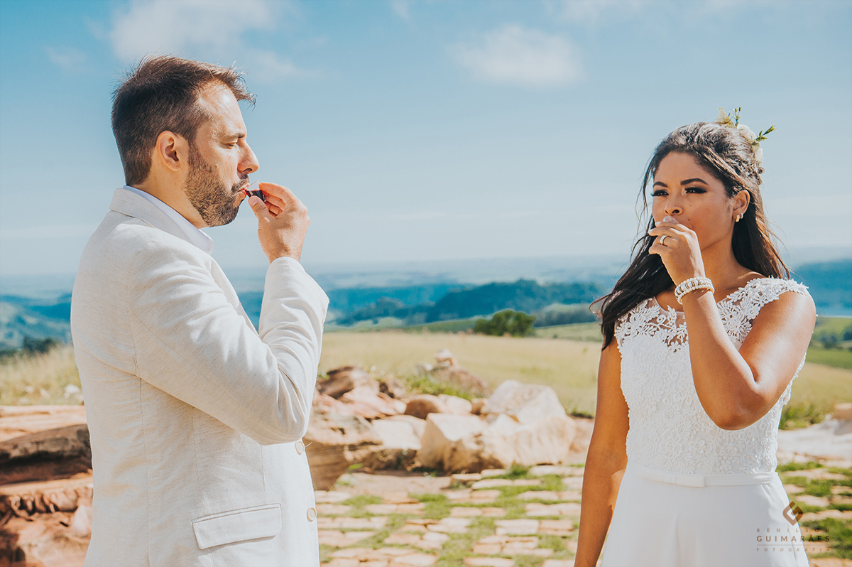 Os noivos tomando o vinho