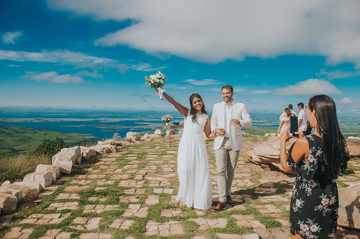Os noivos saindo felizes no final da cerimônia