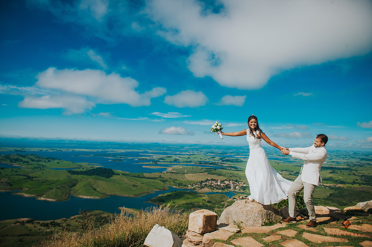 Fotos dos noivos pós cerimônia no morro do gavião