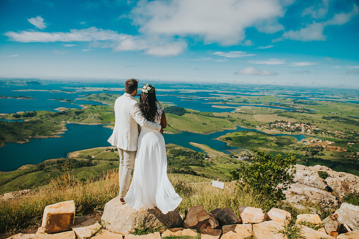 Os noivos no topo do morro