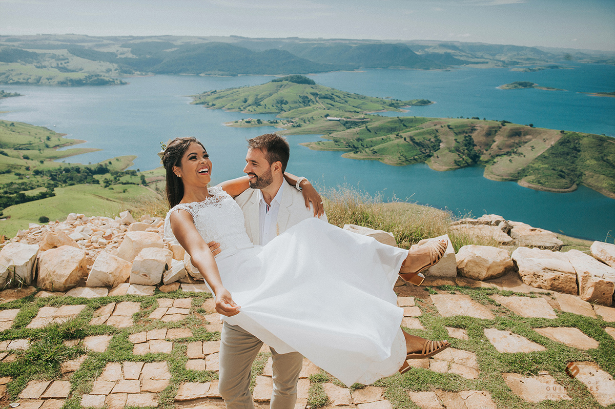 Noivo rodando a noiva 