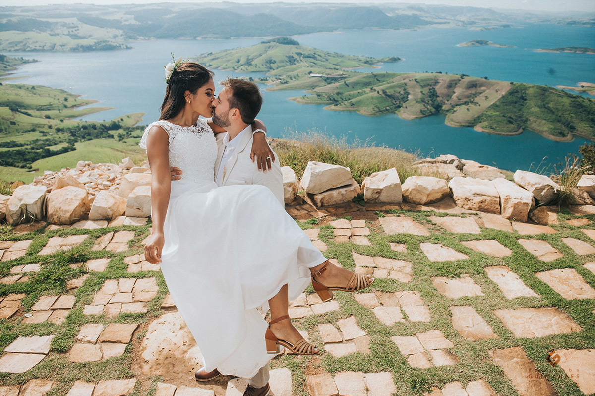 Noivo com a noiva em seus braços