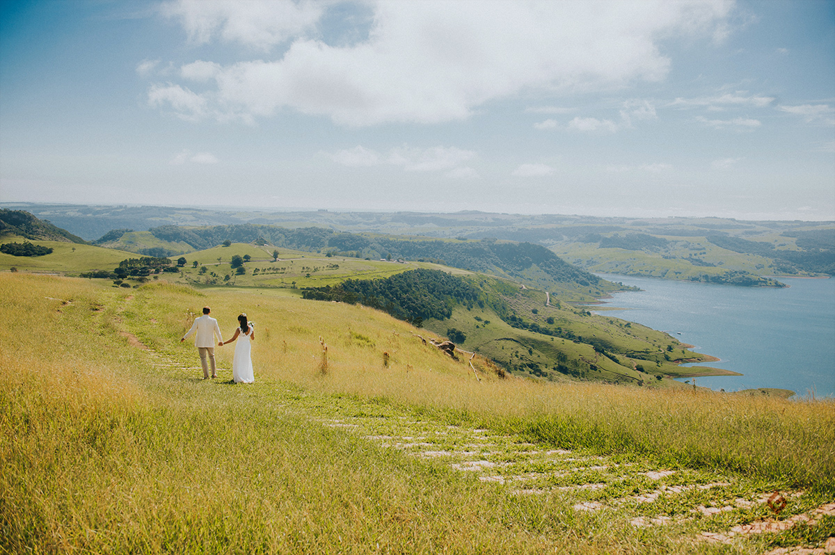 Noivos caminhando no vale
