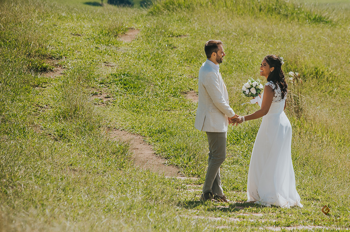 Noivos andando no caminho de mãos dadas