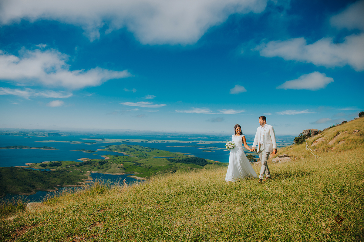Noivos andando em uma paisagem linda