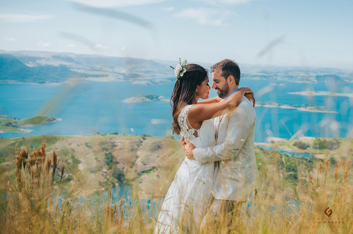 Noivos se abraçando com paisagem linda de fundo