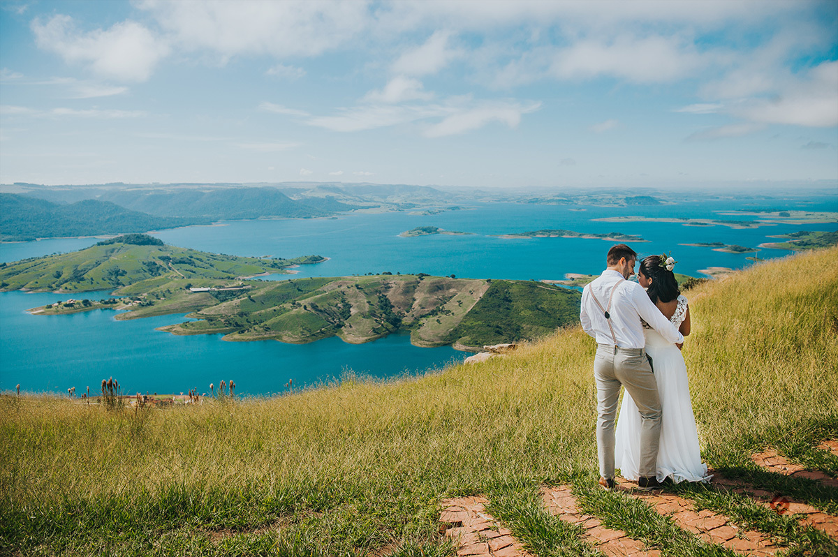Noivos de costas olhando o horizonte
