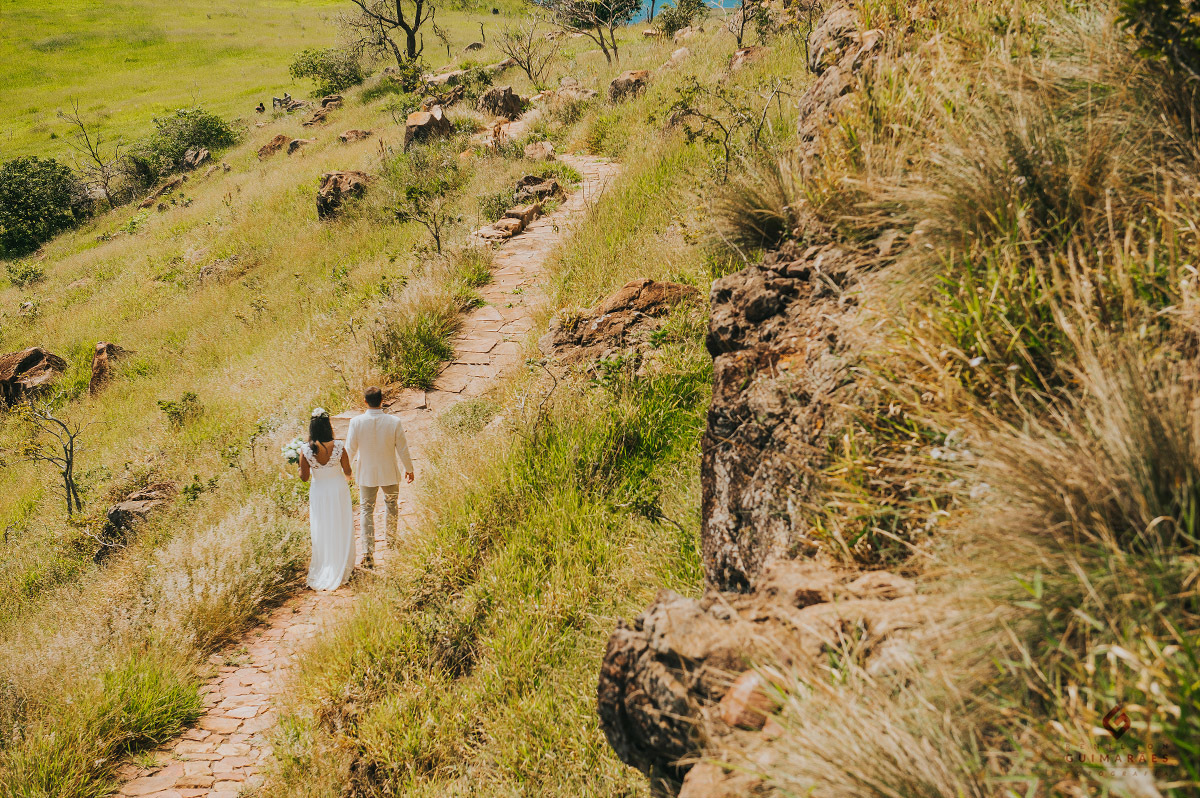 Noivos andando no caminho de pedras