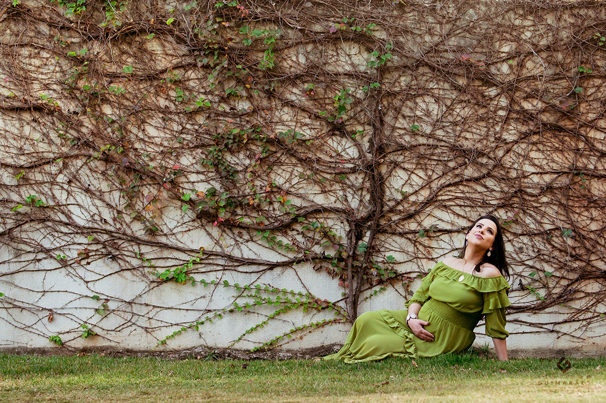 Foto da mulher grávida em frente a uma parreira