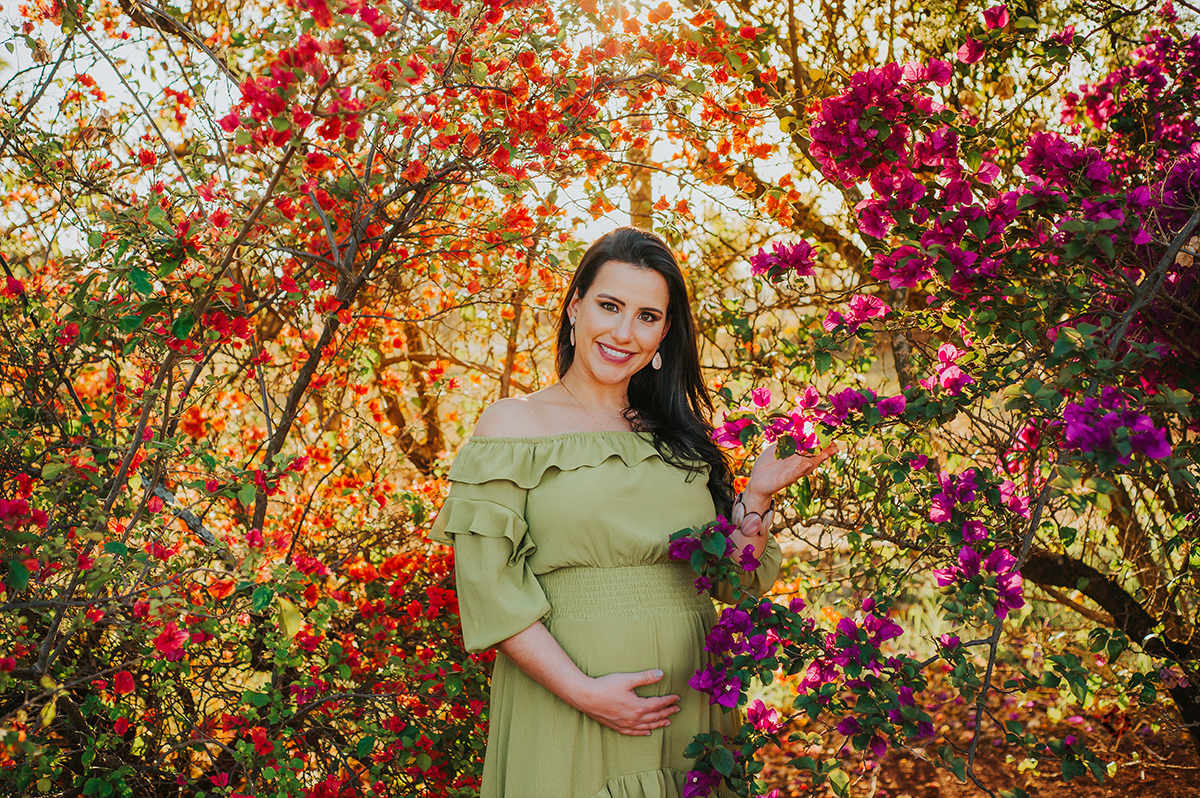 Fotografia da gestante em meio a diversas flores