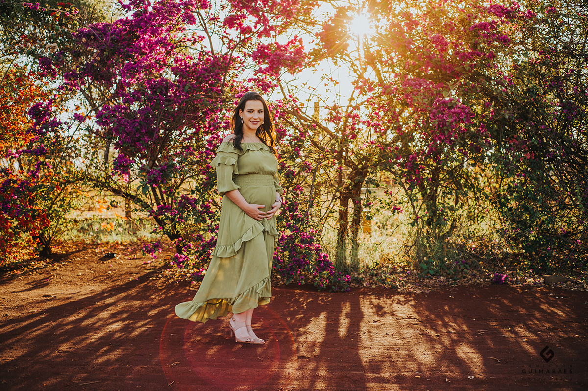 Gestante, flores e um lindo por-do-sol