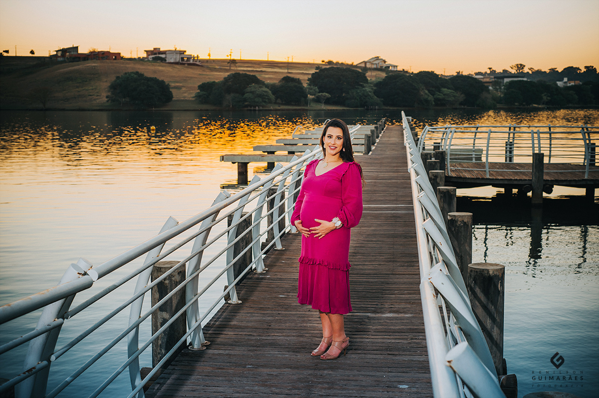 Fotografia de gestante na beira do lago