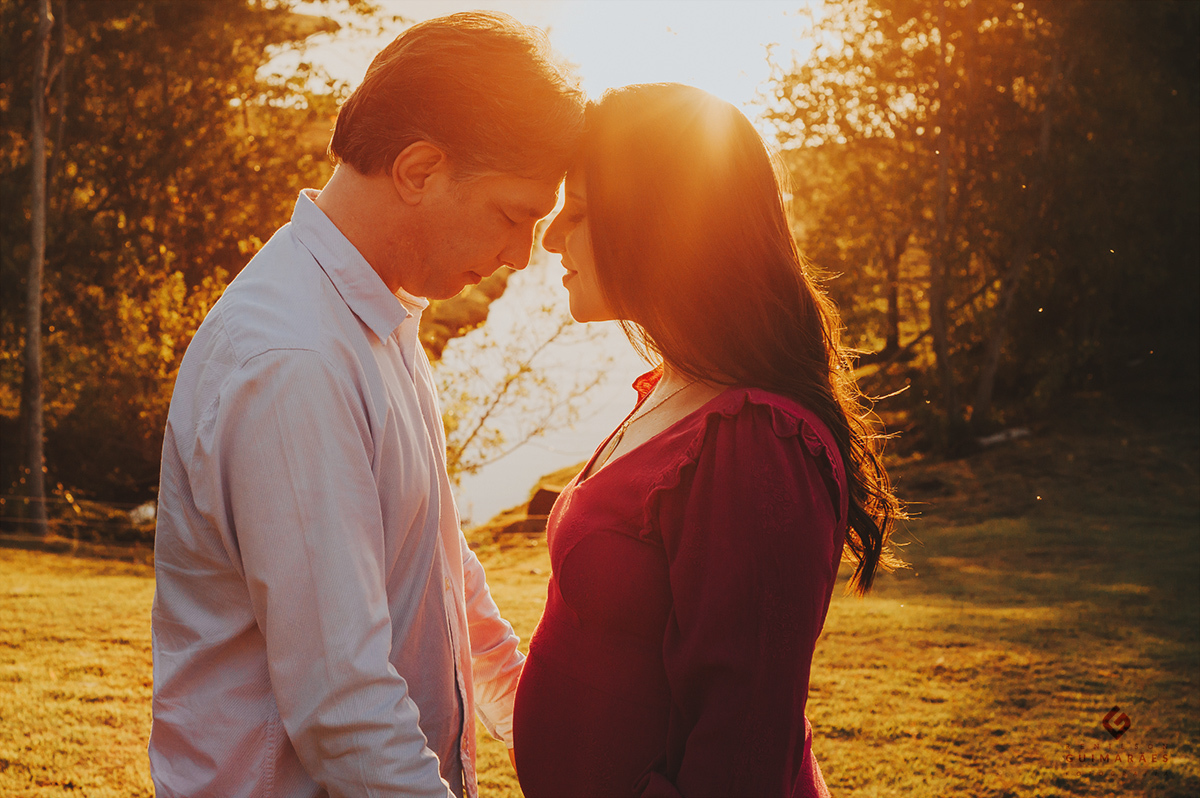 Ensaio de gestante com luz dourada do final de tarde
