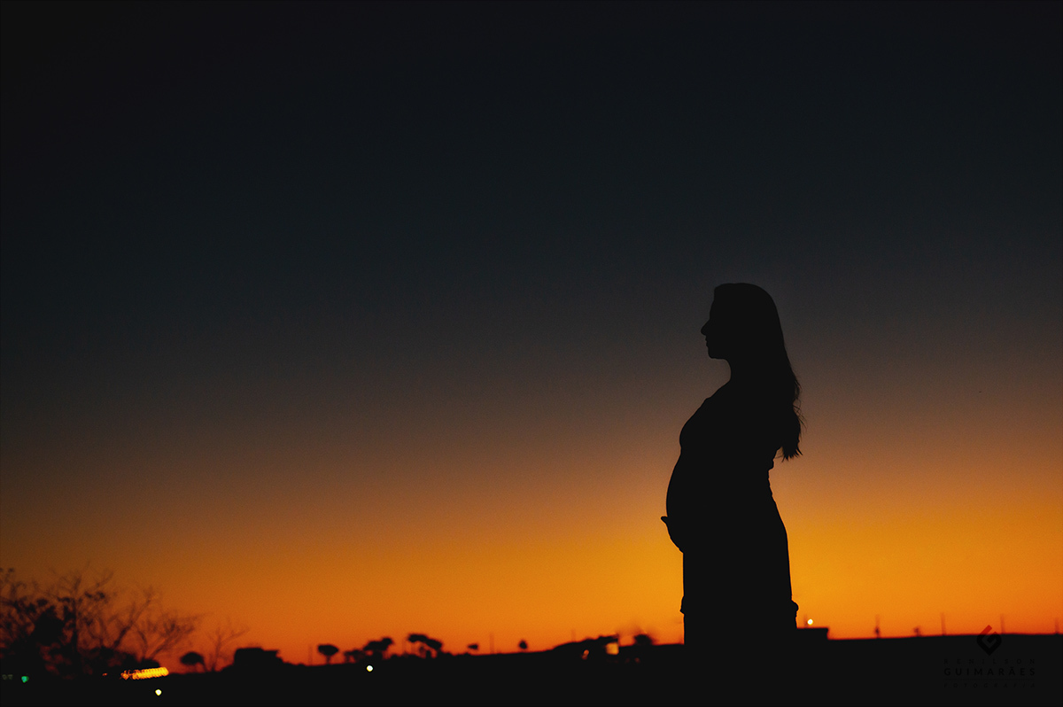 Silhueta de uma mulher grávida