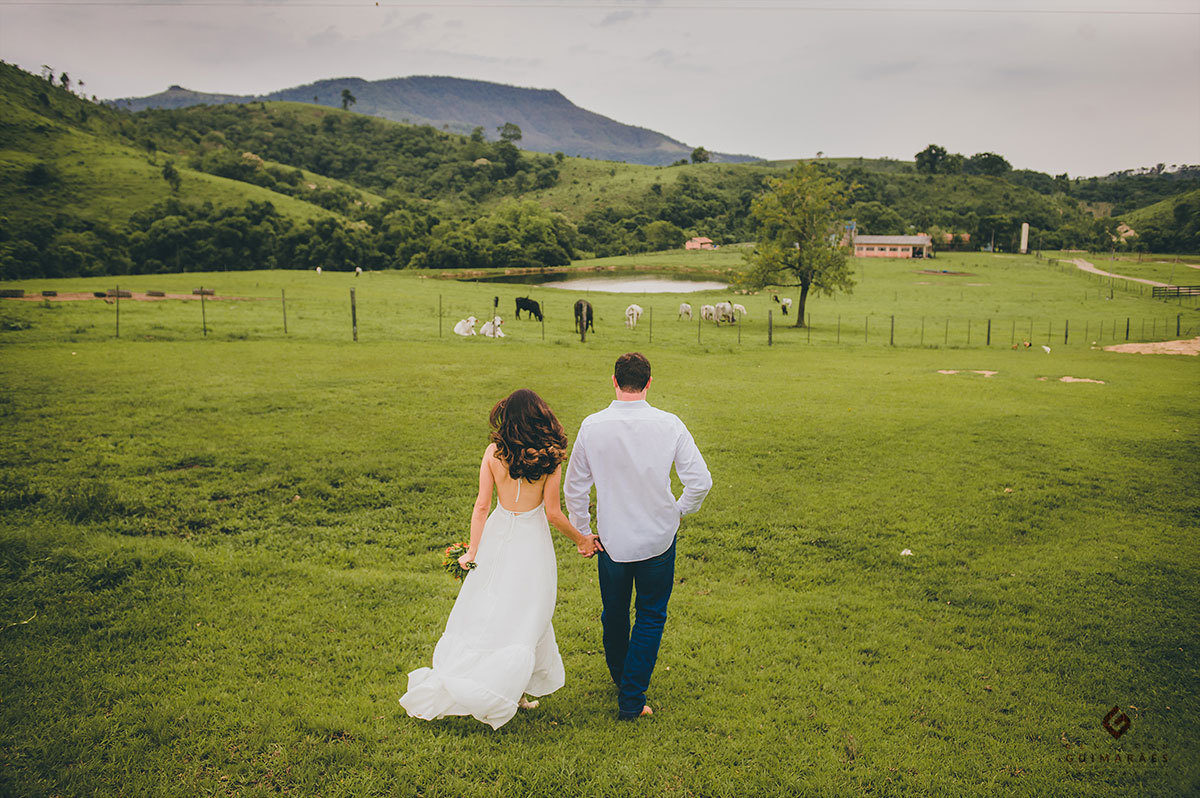 Noivos andando na fazenda