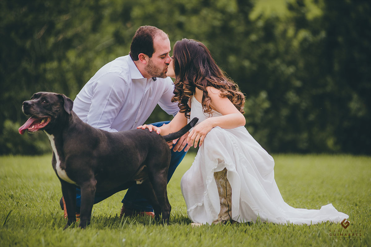 Fotos dos noivos com o dog da família