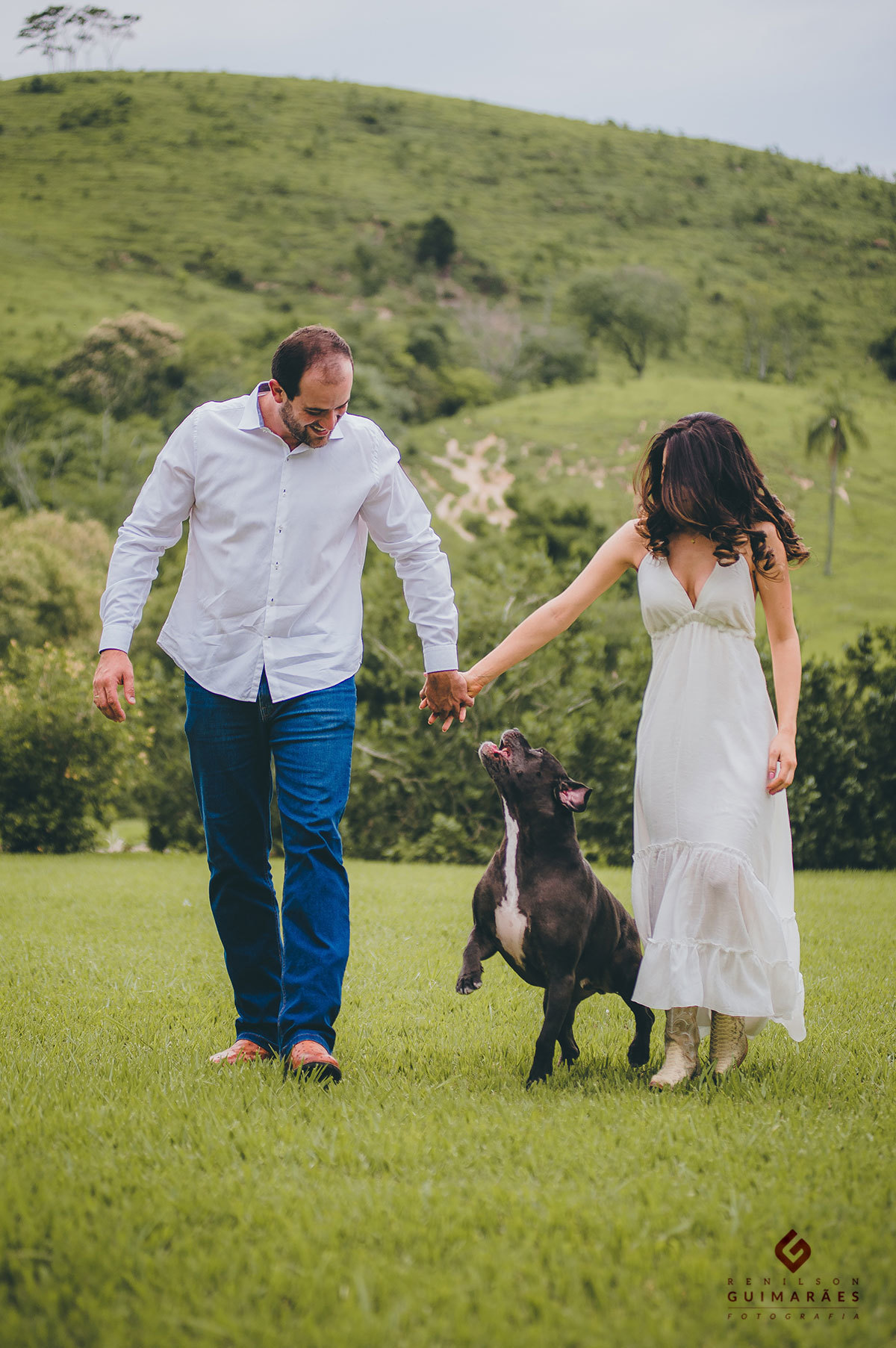 Noivos brincando com o dog