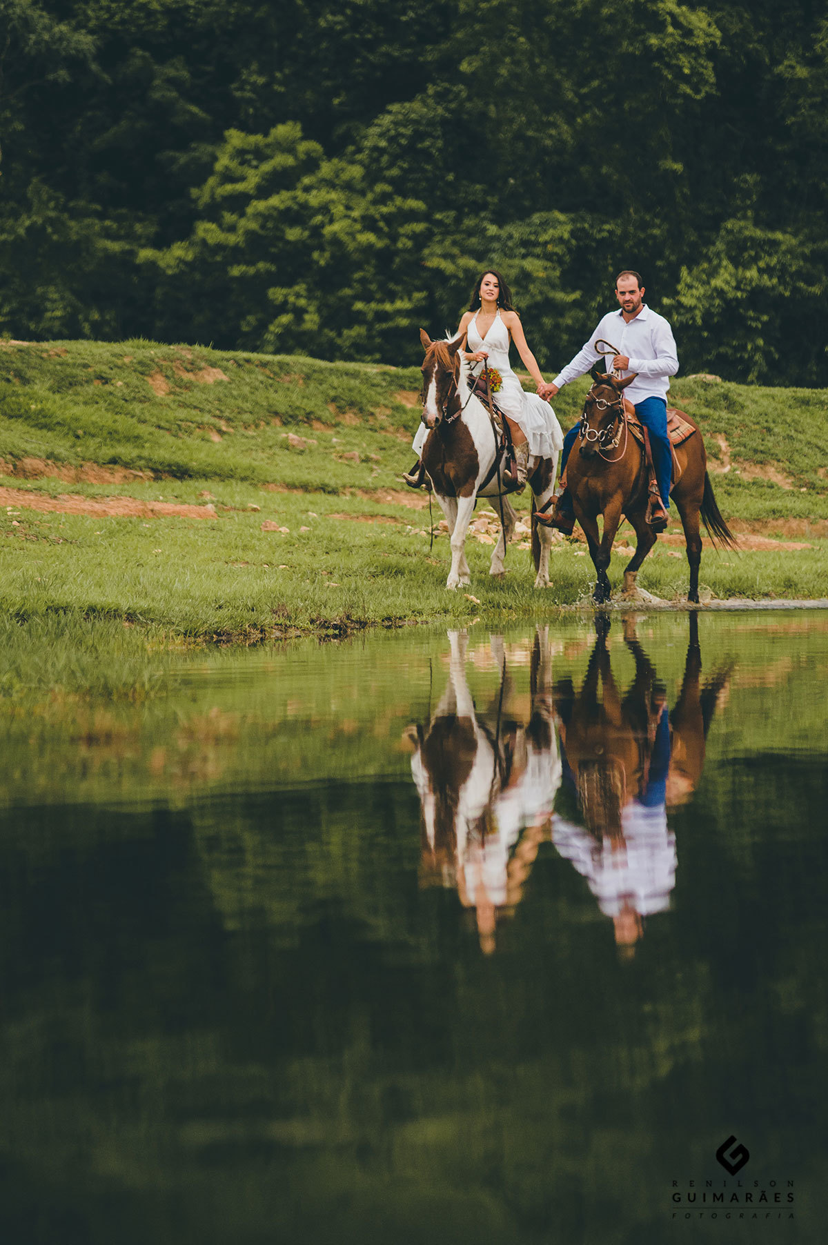 Reflexo dos noivos montados a cavalos