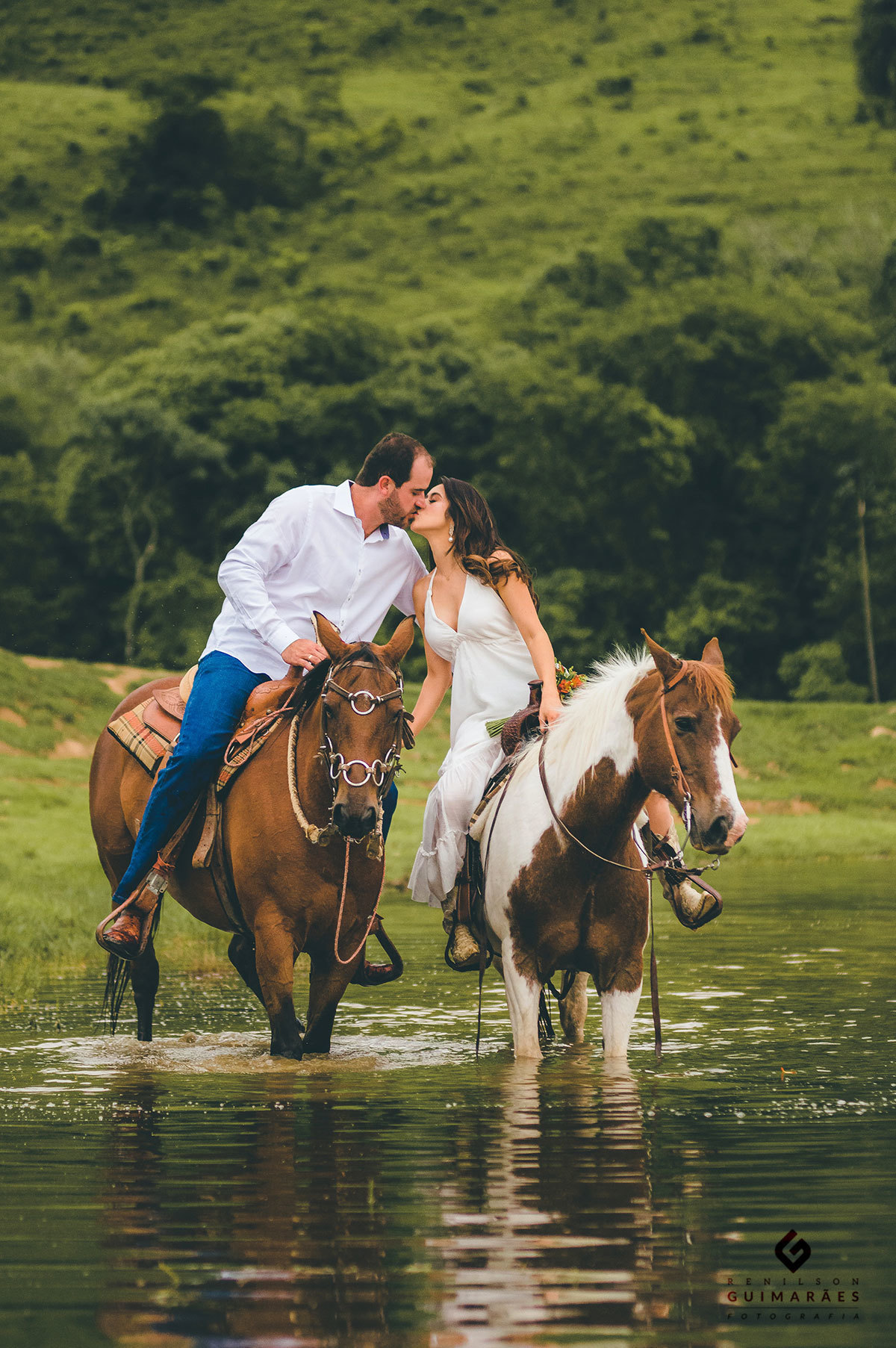Noivos se beijando montados nos cavalos