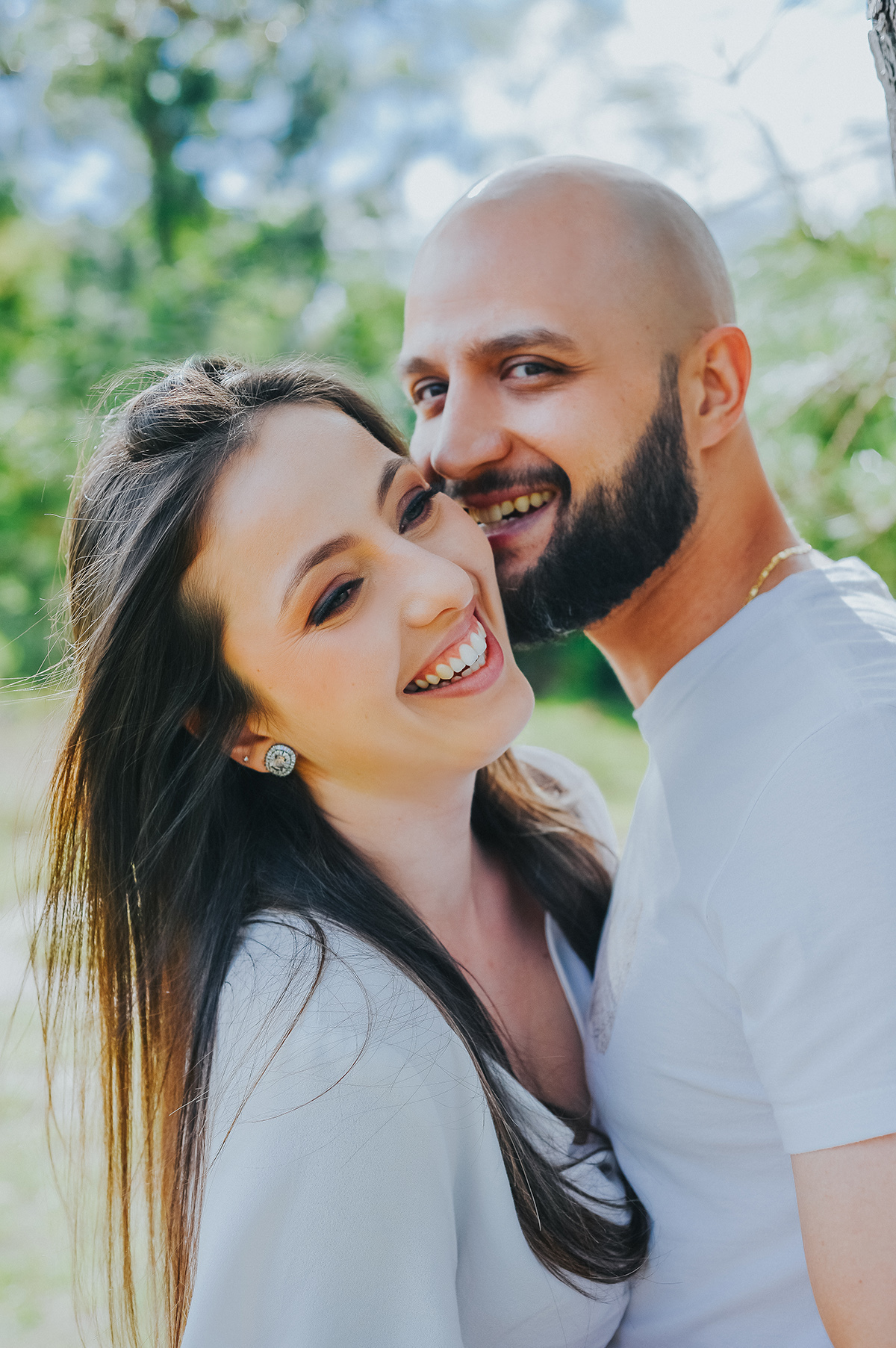 Noivos sorrindo juntinhos