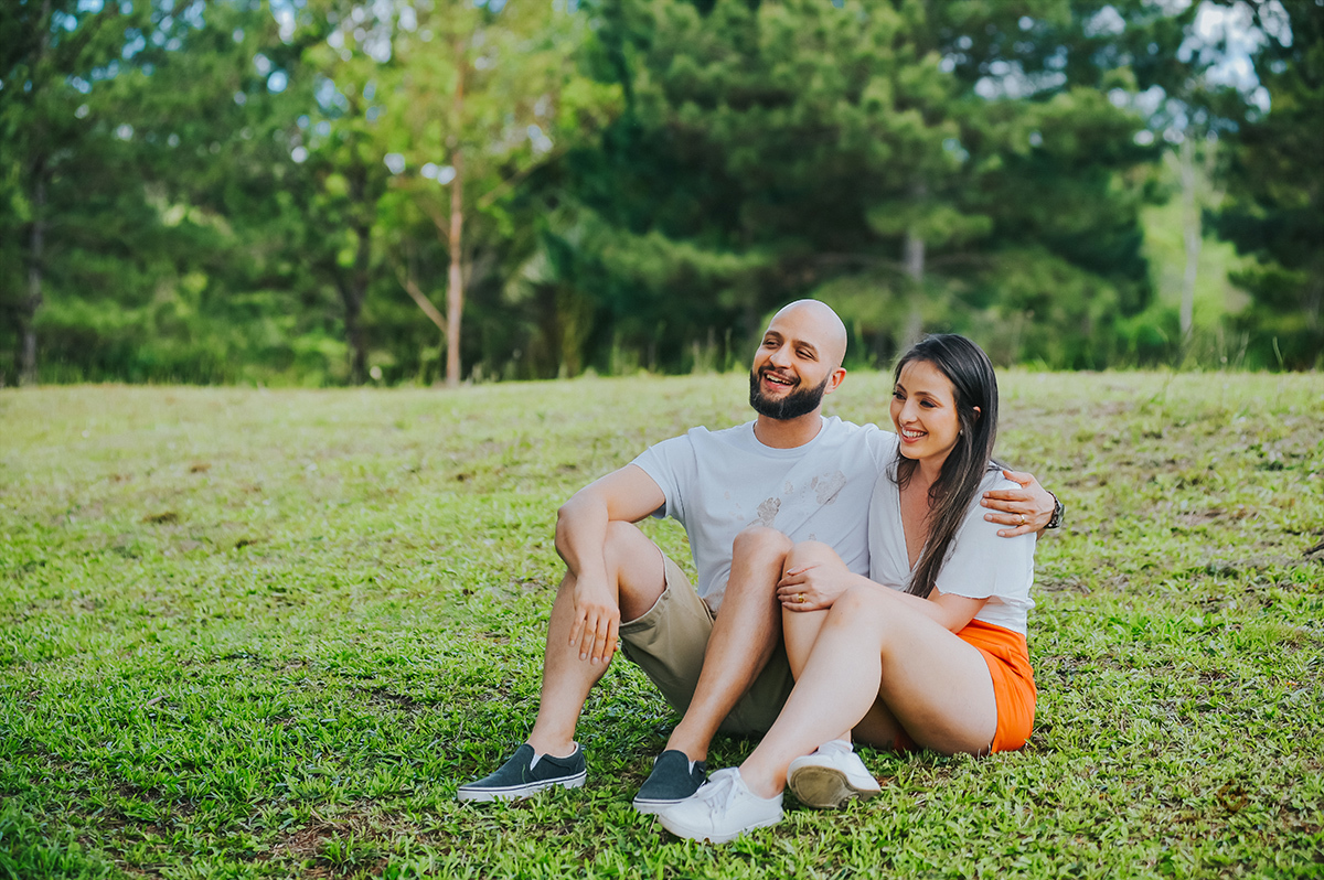 Noivos sentados na grama