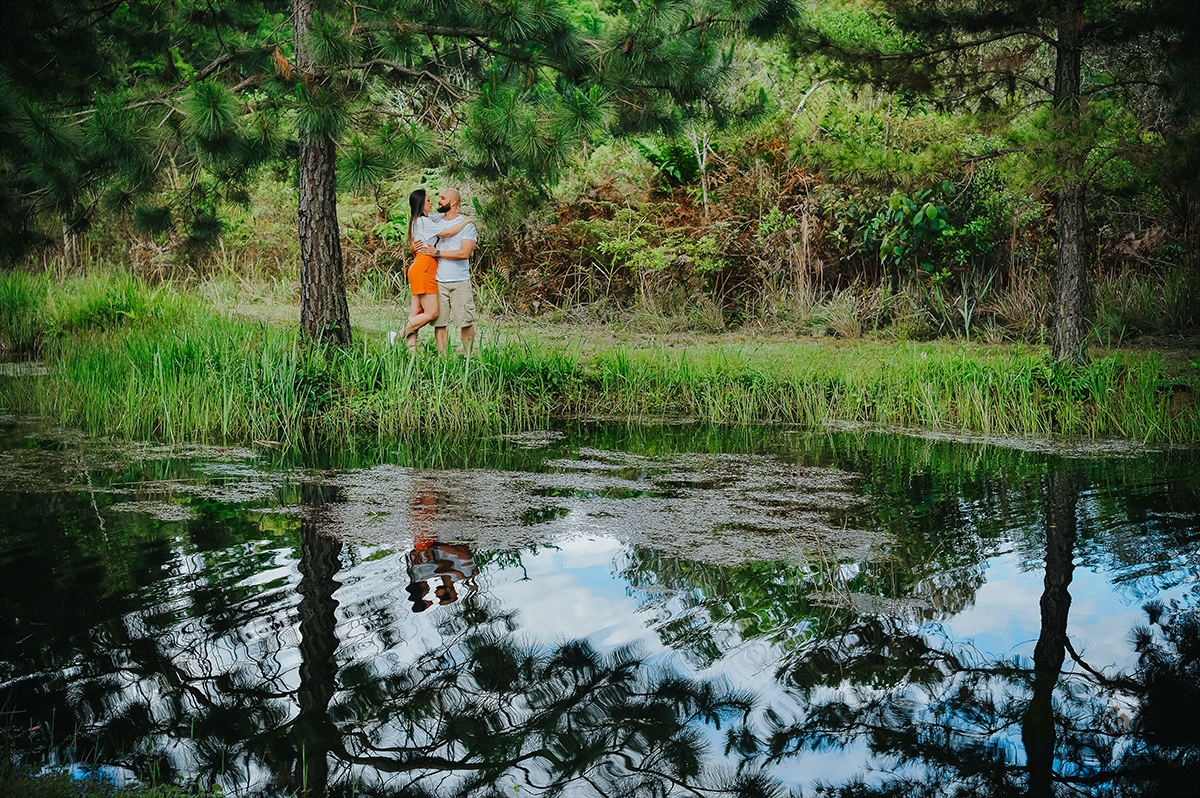 Noivos abraçados perto de um lindo lago 