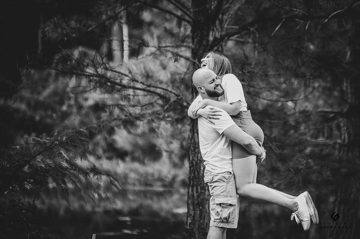 O noivo pegando a noiva no colo