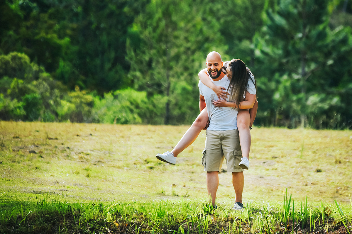 Noivos brincando no pré-casamento