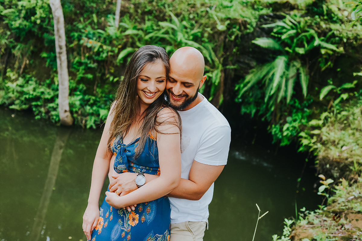 Foto do casal com lago de fundo