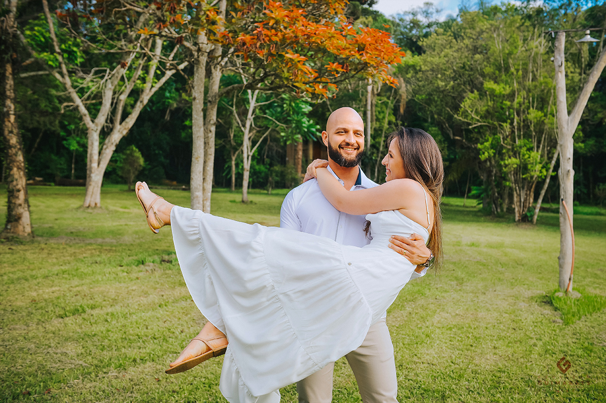 Noivo com a noiva no colo