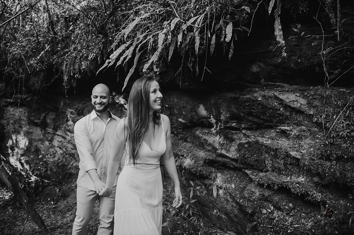 Casal andando na mata