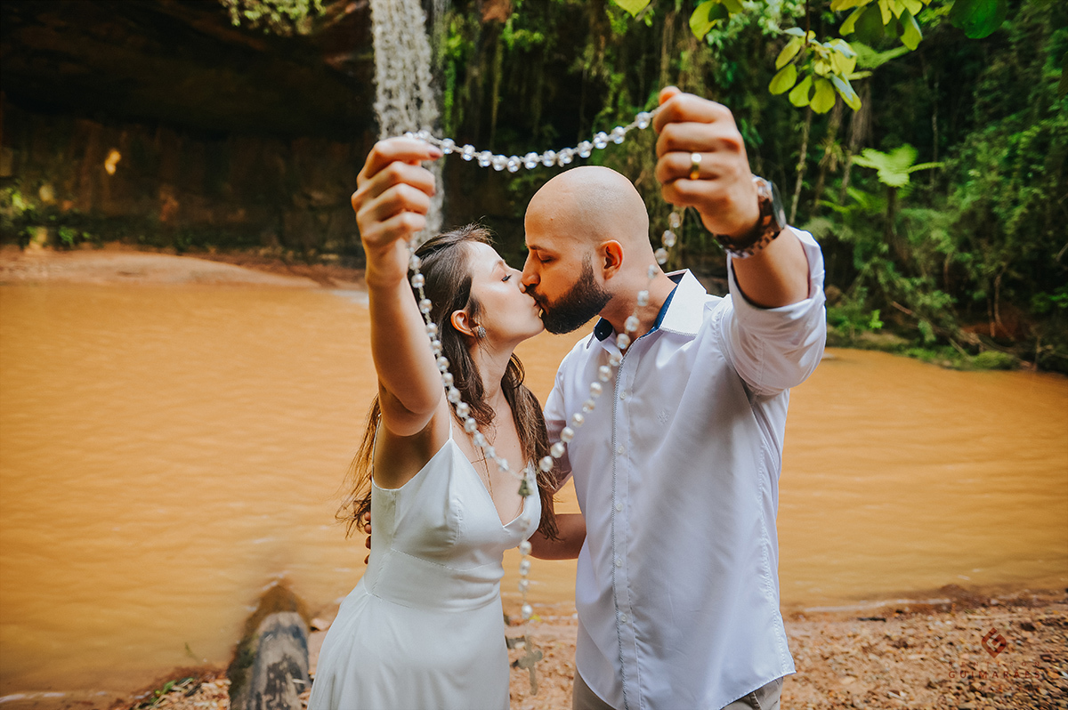 Noivos segurando o terço no pré-wedding