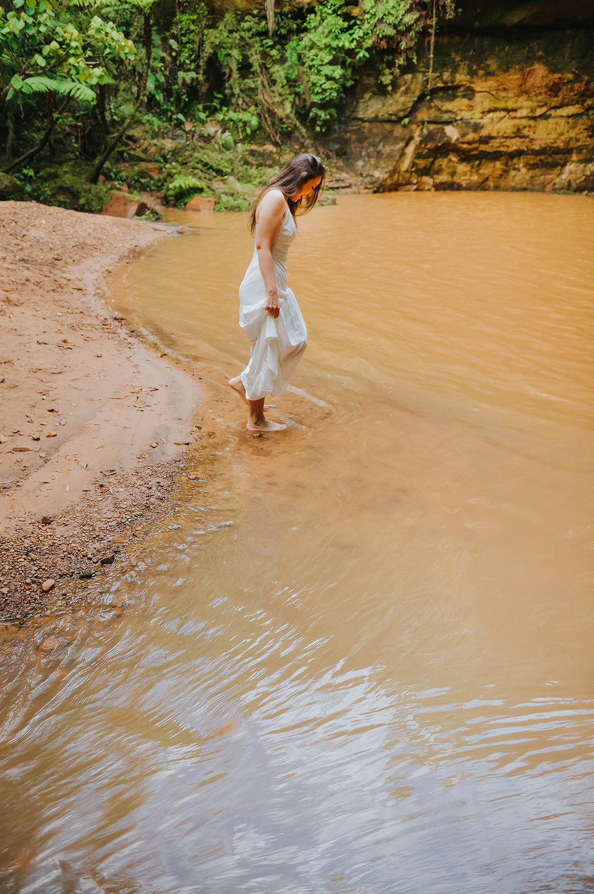 Noiva andando descalça no lago