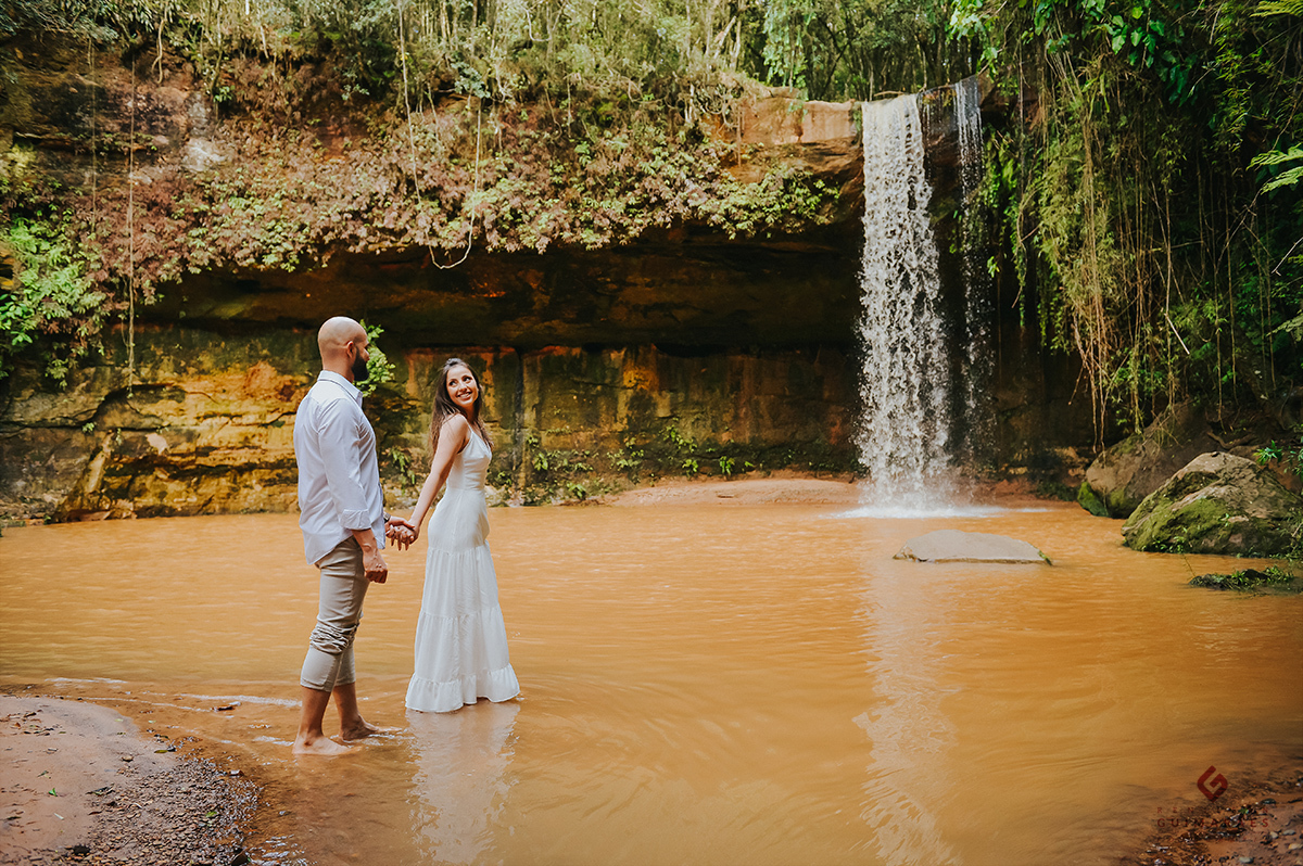 Foto dos noivos no lago