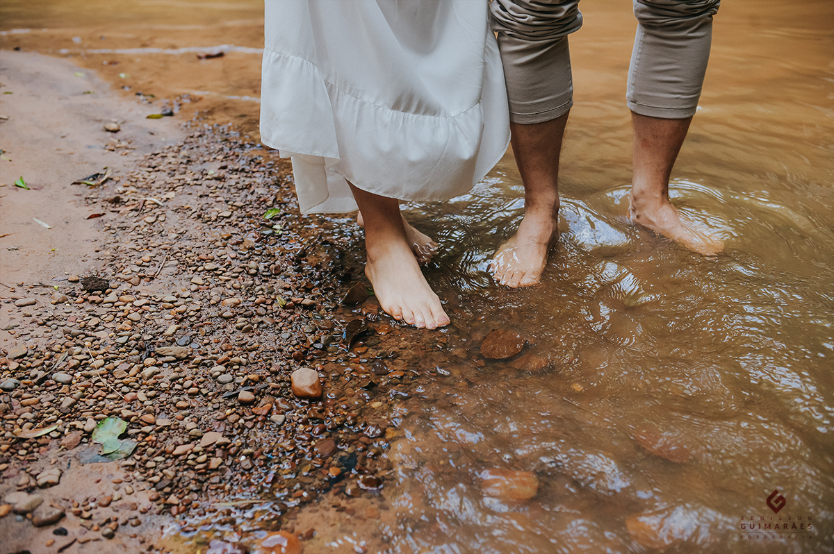 Pés descalços na lagoa