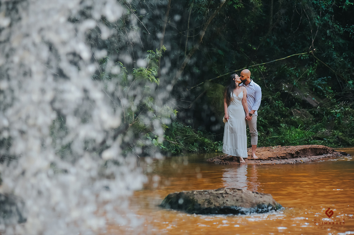 Noivos se beijando na cachoeira