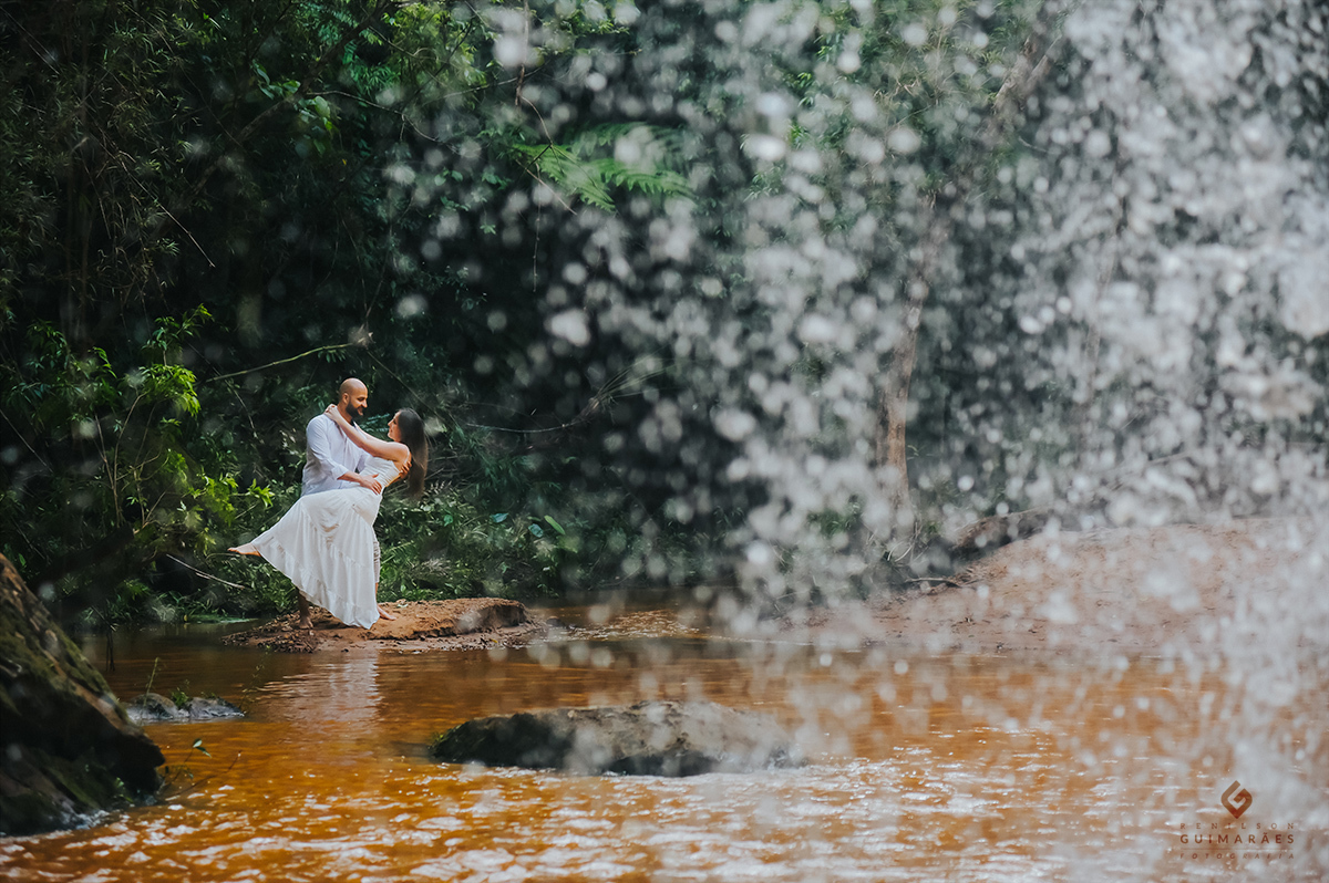 Ensaio pré-wedding na cachoeira
